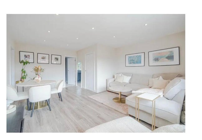 Looking for to rent 2 rooms to 2 girls  Main Photo