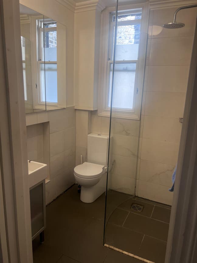 Large room with high ceiling , very quiet .  Main Photo