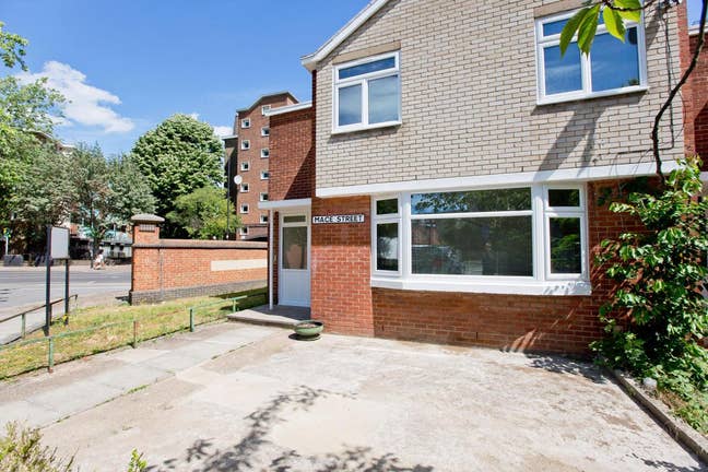 Room opposite Victoria Park | near central line Main Photo