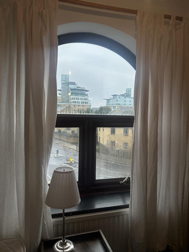 Upstairs Room in Lovely Area Main Photo