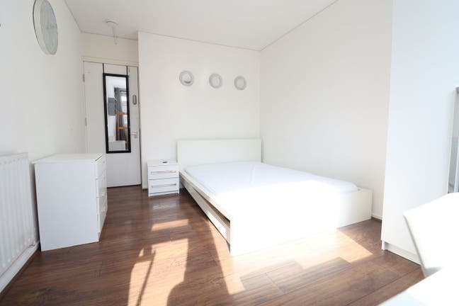 2 Stunning Rooms · Docklands View · Elite Location Main Photo