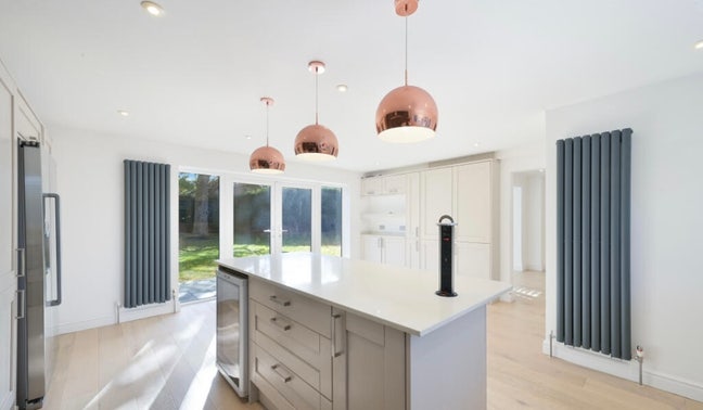 Beautiful spacious home w large garden & parking Main Photo