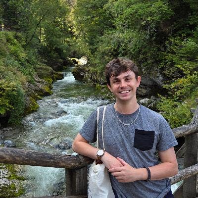 24 year old professional looking for a room Main Photo