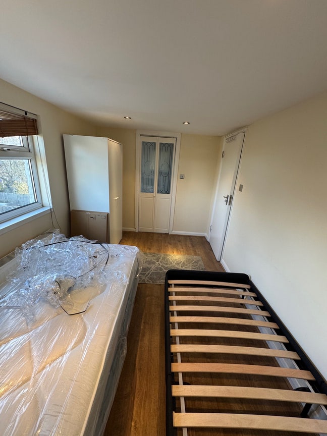 Single ensuit room and single normal room  Main Photo