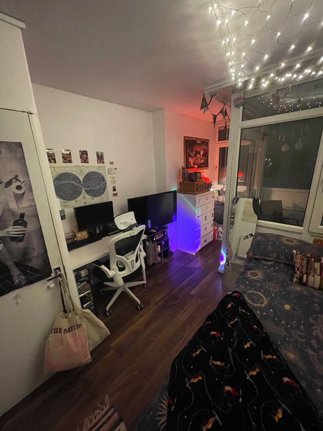 Crossharbour Room with Balcony 🏙️ Main Photo