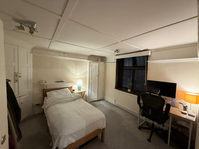 One bedroom with separate toilet in a shared house Main Photo