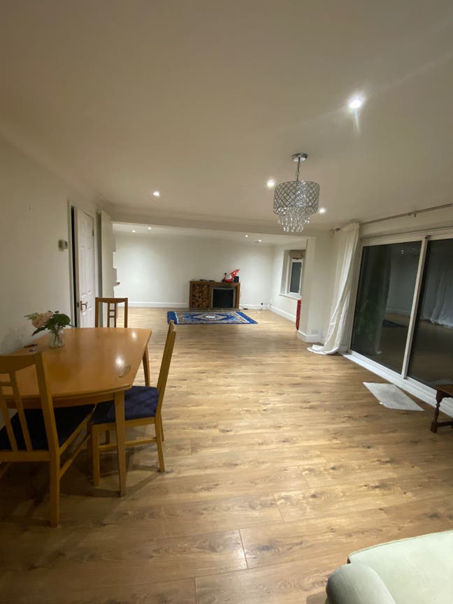 Part-furnished double bedroom room available  Main Photo