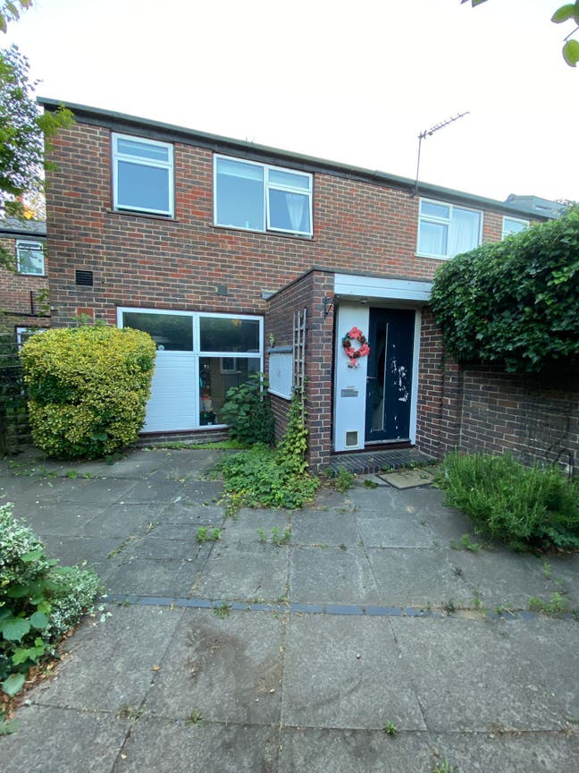 Part-furnished double bedroom room available  Main Photo