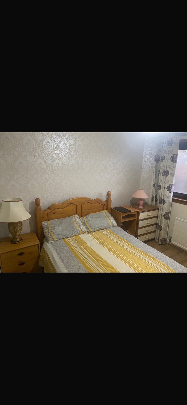 Spacious Rent a Room available in family house. Main Photo