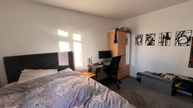 Large double room in a clean, chill home Main Photo