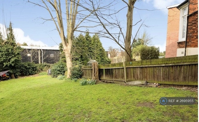 Garden Flat Opposite a Park, Own Entrance, Parking Main Photo