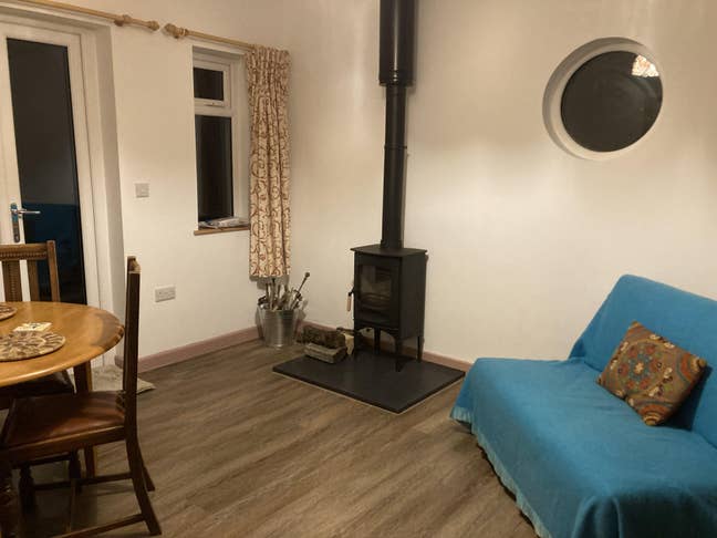 ‘annexe’ living/kitchen/bed/bath & separate double Main Photo