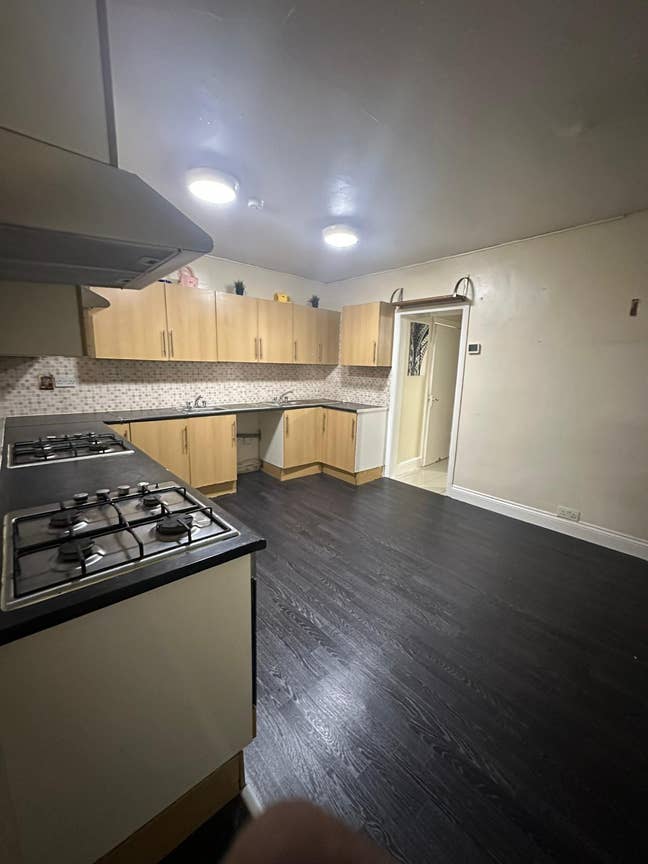 6 Bed House is available (Close to Ilford) Main Photo