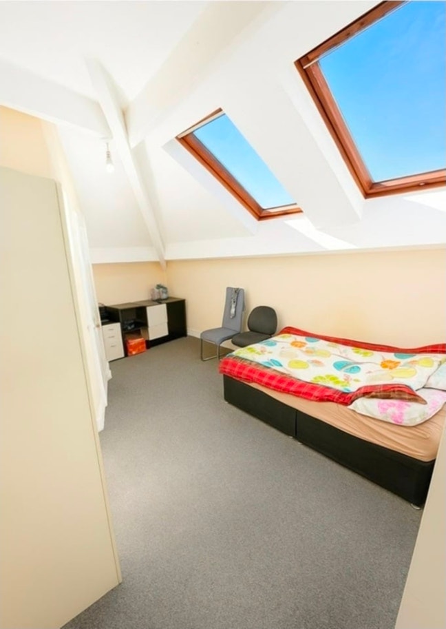 Fully Furnished with Furniture & Ensuite Main Photo