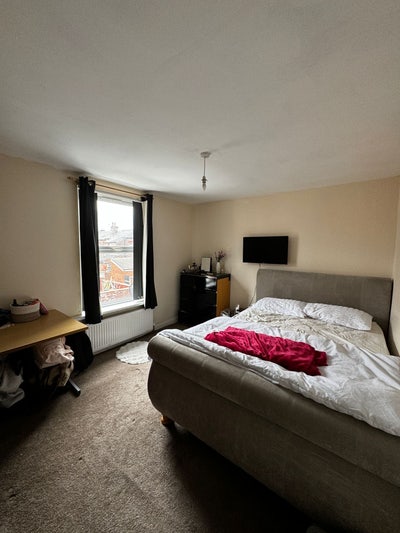 Spacious double room in female household Main Photo