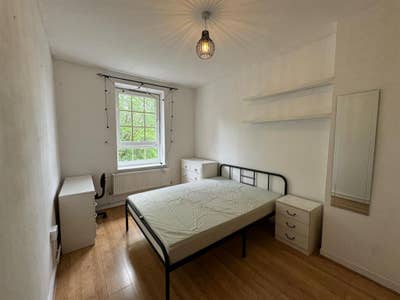 King’s Cross 3-Bed Flat. Looking for Flatmates. Main Photo