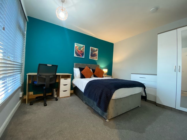 Central Location Double Room All Bills Inc Main Photo