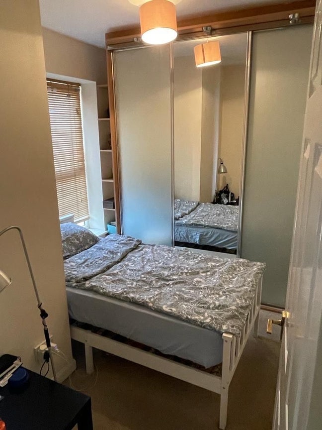 Single room in stunning home Main Photo