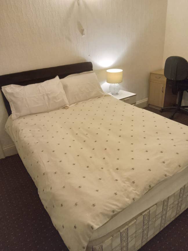 Bedroom available for working professionals Main Photo