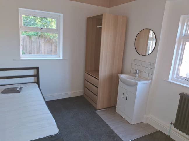 Aug 26/27 Great Value 12-Bed Student Home Main Photo