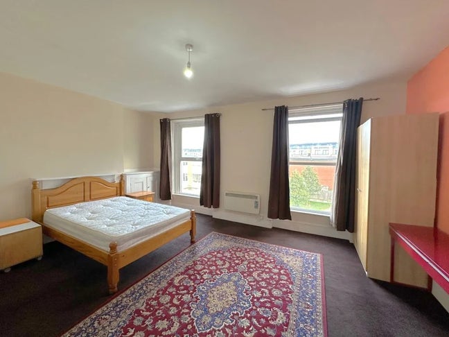 2 very large double rooms – bills included – Malve Main Photo