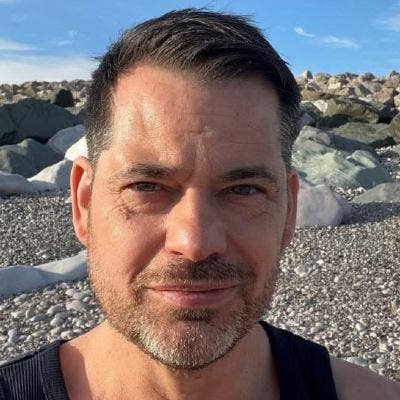 Professional Male seeks a double room Main Photo