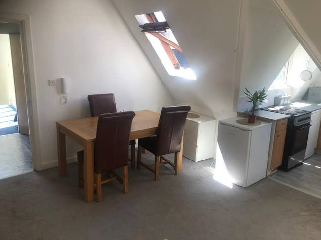 Top Floor Studio Few Mins Walk to Beach by Bic Main Photo