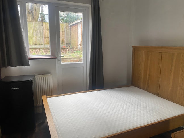 One SIngle En-suite Room in Wembley Main Photo