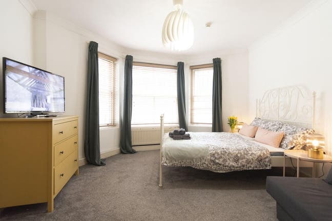 Bright studio with Patio at Holland Park Main Photo