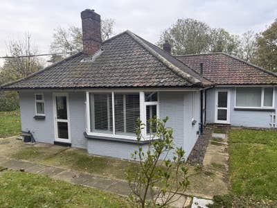 Rural bungalow 10 mins from town/hospital Main Photo