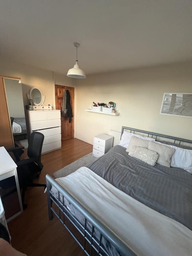 Airy double bed in Brixton Main Photo