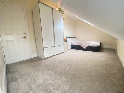 Cosy loft room, discount, free on-street parking! Main Photo