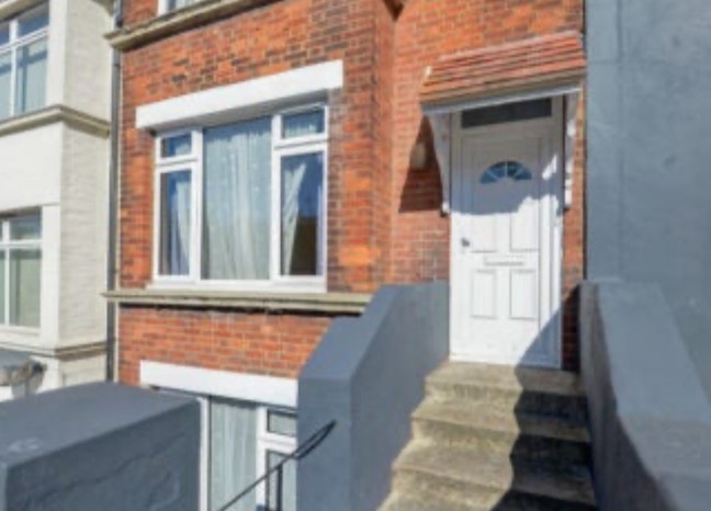 Spacious furnished double room in a modern house  Main Photo