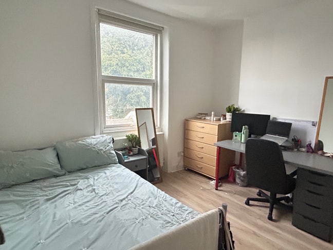 Large double room in friendly house share Main Photo
