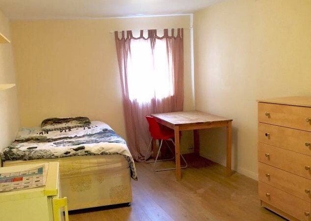 Large room wooden floor full time students  Main Photo