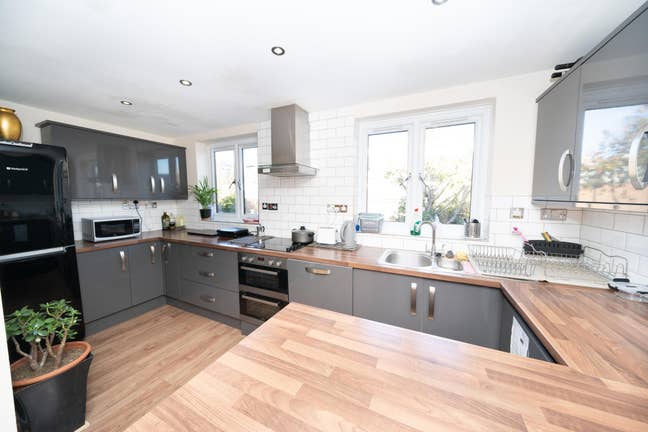 ✨ Modern En-Suite Room Available – All Bills Incl. Main Photo