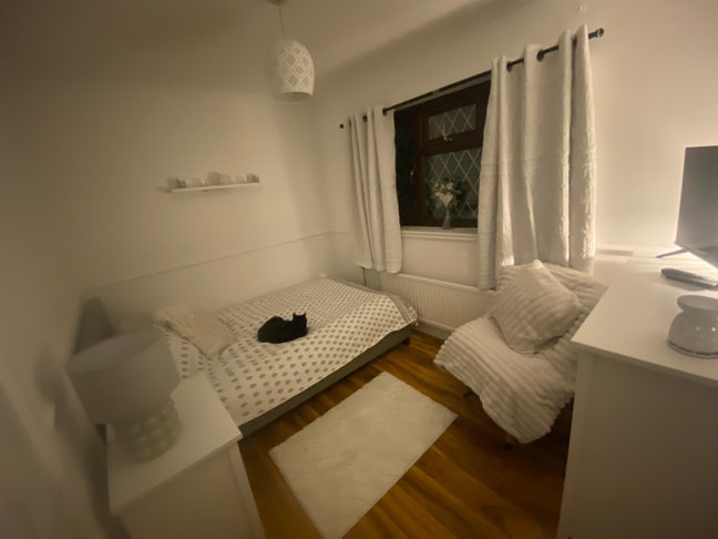 Room available sharing a 2 bedroom house Main Photo