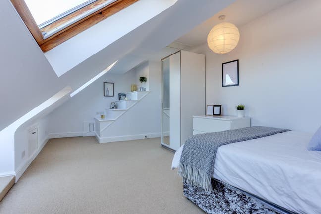 Spacious Top Floor Hanger Lane Room W5 Main Photo