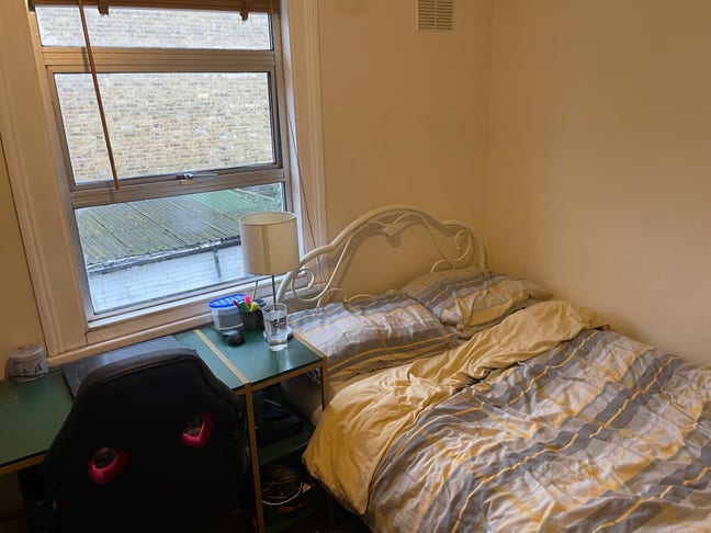 Lovely Room in a Large Social House Main Photo