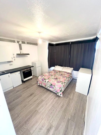 Modern Studio Flat – CR7  Main Photo