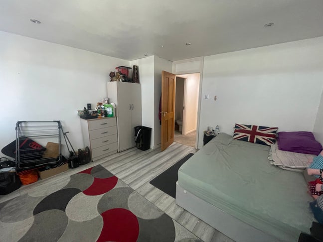 Young Road - Double Room in Custom House - E16  Main Photo