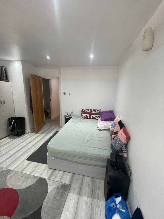 Young Road - Double Room in Custom House - E16  Main Photo