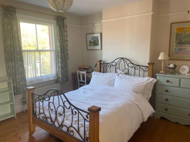 Room in quiet house near town centre Main Photo