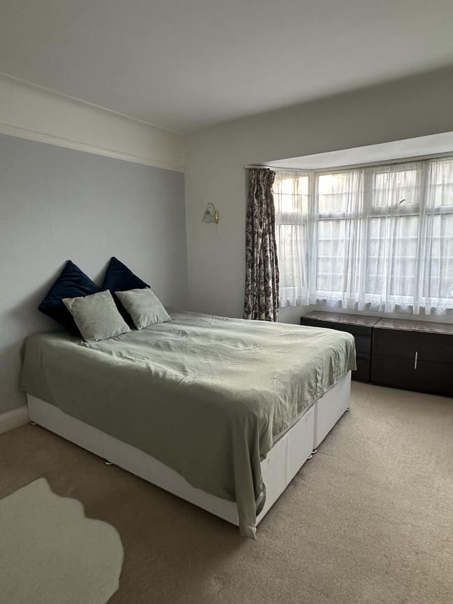 Large master double bedroom in Surbiton KT5 Main Photo
