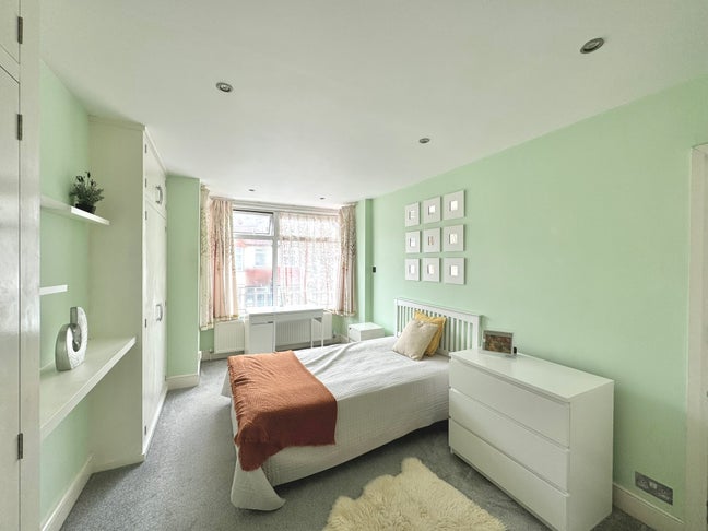 Huge Double Room near Hendon Central NW4  Main Photo