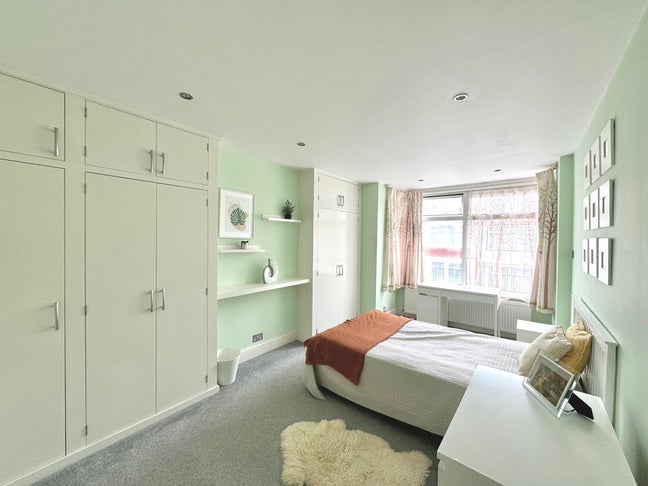 Huge Double Room near Hendon Central NW4  Main Photo