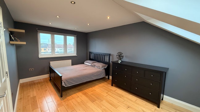Spacious Modern Loft Room with En-Suite - Bills In Main Photo