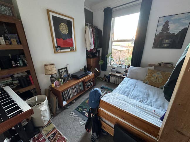 Double room available in our 4 person home Main Photo