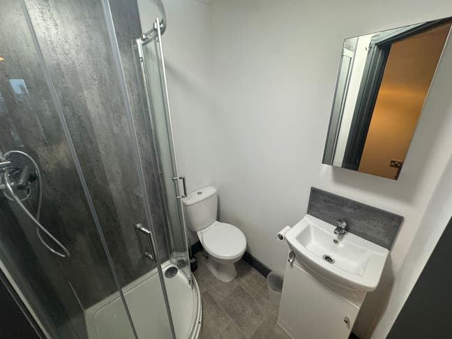 Fully Furnished Double En-Suite Room in Shared Hou Main Photo