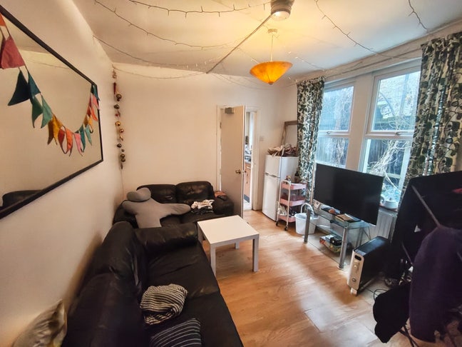 2 rooms in a 5 bed house with fun social flatmates Main Photo